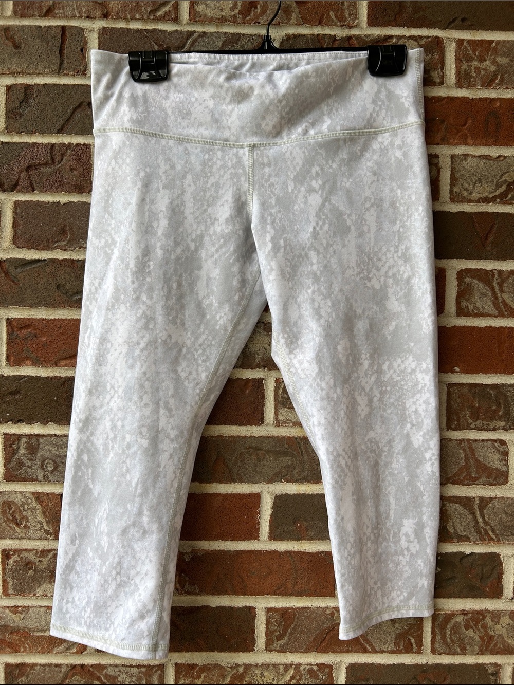 ALO Yoga White Printed Capri Leggings